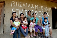 Families-talking-about-thier-lives-along-the-Rio-Marañón